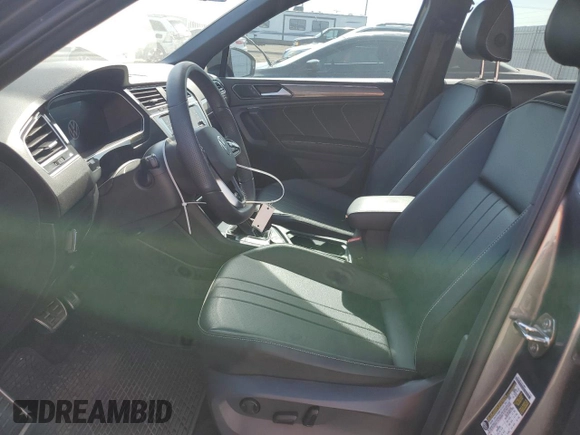2024 Volkswagen Tiguan SE R-Line Black z VIN 3VV8B7AX6RM105221, wystawiony jako Copart lot #60552975 z przebiegiem 14 953 mil mil oraz Szkoda całkowita • Salvage title. Historia ofert i sprzedaży dostępna na DreamBid. Obrazek 7.