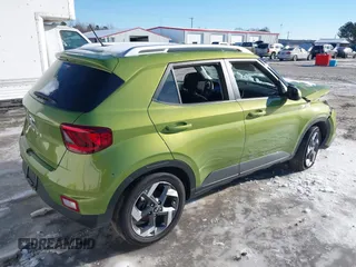 2024 Hyundai Venue SEL z VIN KMHRC8A37RU338485, wystawiony jako IAAI lot #41271559 z przebiegiem 18 665 mil mil oraz . Historia ofert i sprzedaży dostępna na DreamBid. Obrazek 4.