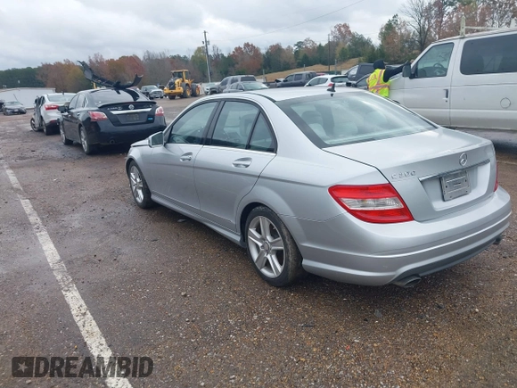 2010 Mercedes-Benz C 300 Sport z VIN WDDGF5EB6AR111658, wystawiony jako IAAI lot #41044200 z przebiegiem 140 599 mil mil oraz . Historia ofert i sprzedaży dostępna na DreamBid. Obrazek 3.
