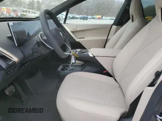 2025 BMW iX xDrive50 z VIN WB523CF09SCU44676, wystawiony jako Copart lot #47785405 z przebiegiem 18 mil mil oraz Tytuł czysty. Historia ofert i sprzedaży dostępna na DreamBid. Obrazek 7.