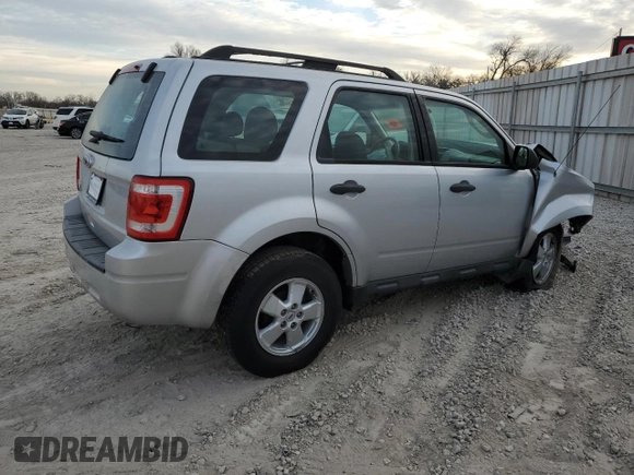 2012 Ford Escape XLS z VIN 1FMCU0C7XCKC17232, wystawiony jako Copart lot #85686464 z przebiegiem 123 632 mil mil oraz Szkoda całkowita • Salvage title. Historia ofert i sprzedaży dostępna na DreamBid. Obrazek 3.