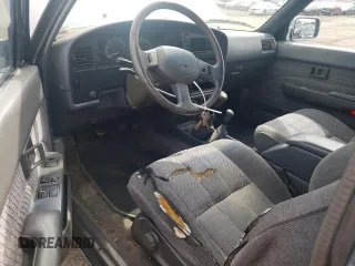 1991 Toyota Pickup DLX z VIN JT4VN13G3M5064161, wystawiony jako Copart lot #57963035 z przebiegiem 232 994 mil mil oraz Szkody całkowita. Historia ofert i sprzedaży dostępna na DreamBid. Obrazek 8.