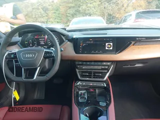 2024 Audi e-tron GT Premium Plus z VIN WAUFJBFW0R7000208, wystawiony jako IAAI lot #40787476 z przebiegiem 7 765 mil mil oraz . Historia ofert i sprzedaży dostępna na DreamBid. Obrazek 20.