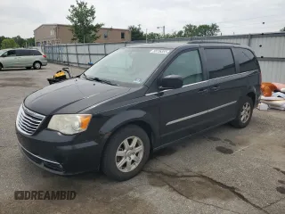2013 Chrysler Town & Country Touring z VIN 2C4RC1BG1DR529094, wystawiony jako Copart lot #58736355 z przebiegiem 136 395 mil mil oraz Tytuł czysty. Historia ofert i sprzedaży dostępna na DreamBid. Obrazek 1.