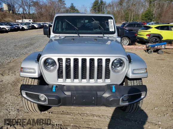 2023 Jeep Wrangler Sahara z VIN 1C4JJXP66PW703050, wystawiony jako Copart lot #53637455 z przebiegiem 7 525 mil mil oraz Czysty tytuł • Clean title. Historia ofert i sprzedaży dostępna na DreamBid. Obrazek 5.