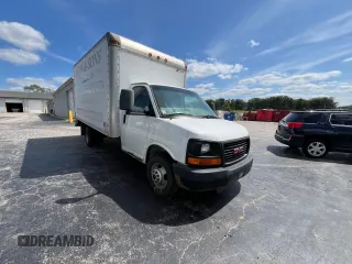 2005 GMC Savana z VIN 1GDJG31U651163557, wystawiony jako Copart lot #85157144 z przebiegiem 403 358 mil mil oraz Czysty tytuł • Clean title. Historia ofert i sprzedaży dostępna na DreamBid. Obrazek 1.