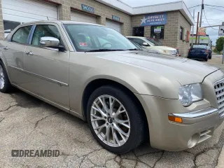 2008 Chrysler 300 C Hemi z VIN 2C3KA63H18H159843, wystawiony jako Copart lot #61594125 z przebiegiem 69 982 mil mil oraz Czysty tytuł • Clean title. Historia ofert i sprzedaży dostępna na DreamBid. Obrazek 1.