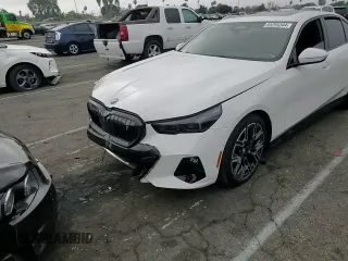 2024 BMW i5 eDrive40 z VIN WBY33FK04RCP62567, wystawiony jako Copart lot #85295344 z przebiegiem Nie podano mil oraz Szkody całkowita. Historia ofert i sprzedaży dostępna na DreamBid. Obrazek 11.