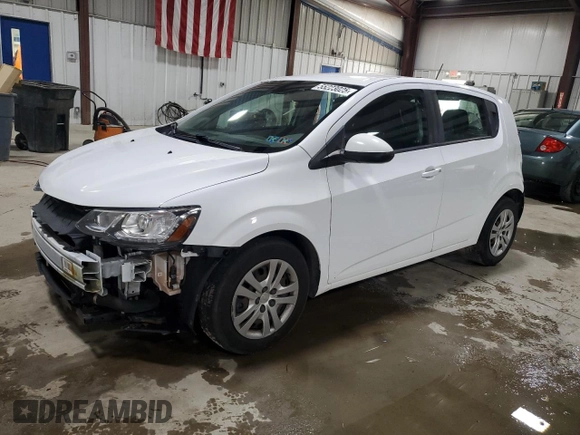 2020 Chevrolet Sonic LT z VIN 1G1JG6SB2L4117800, wystawiony jako Copart lot #55223025 z przebiegiem 79 777 mil mil oraz Szkody całkowita. Historia ofert i sprzedaży dostępna na DreamBid. Obrazek 1.