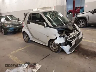 2015 Smart fortwo Passion with VIN WMEEJ3BA1FK805997, listed as a IAAI auction lot 41900723 with 102,185 mi miles. Bid and sale history available at carsss.com. Image 1.