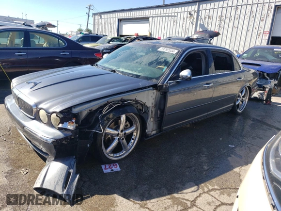 2005 Jaguar XJ Vanden Plas z VIN SAJWA82C65SG42753, wystawiony jako Copart lot #73792534 z przebiegiem 141 936 mil mil oraz Szkoda całkowita • Salvage title. Historia ofert i sprzedaży dostępna na DreamBid. Obrazek 1.
