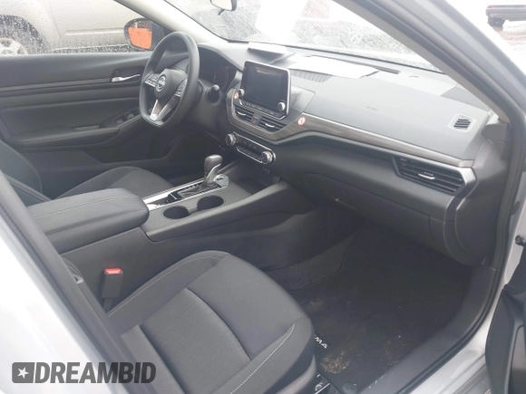 2025 Nissan Altima SV z VIN 1N4BL4DV0SN366601, wystawiony jako IAAI lot #42405749 z przebiegiem 4 790 mil mil oraz . Historia ofert i sprzedaży dostępna na DreamBid. Obrazek 5.