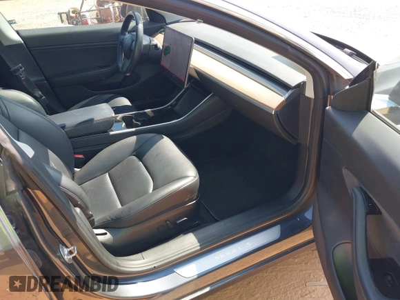 2018 Tesla Model 3 Long Range Battery z VIN 5YJ3E1EBXJF121183, wystawiony jako IAAI lot #42070712 z przebiegiem 71 823 mil mil oraz . Historia ofert i sprzedaży dostępna na DreamBid. Obrazek 5.