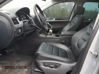 2014 Volkswagen Touareg Sport с VIN WVGEF9BP0ED014429, выставлен на аукционе Copart как лот 58692875 с пробегом 157 417 миль миль и Списание • Salvage title. История ставок и продаж доступна на DreamBid. Изображение 7.