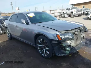 2014 Chrysler 300 S z VIN 2C3CCABGXEH361165, wystawiony jako IAAI lot #38292263 z przebiegiem 126 963 mil mil oraz . Historia ofert i sprzedaży dostępna na DreamBid. Obrazek 1.