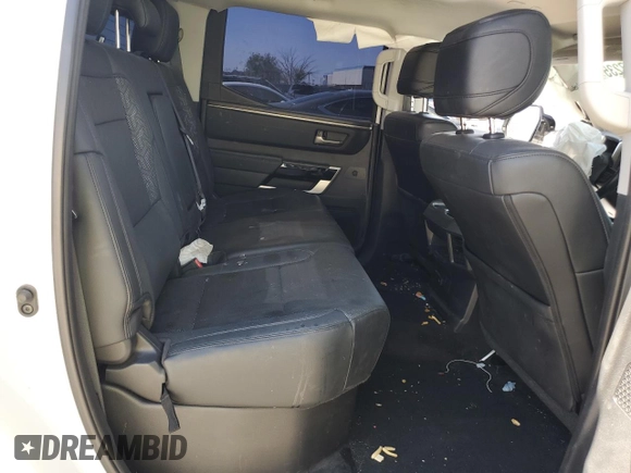 2022 Toyota Tundra Limited z VIN 5TFJA5DB9NX018019, wystawiony jako Copart lot #52607235 z przebiegiem 31 692 mil mil oraz Szkoda całkowita • Salvage title. Historia ofert i sprzedaży dostępna na DreamBid. Obrazek 11.