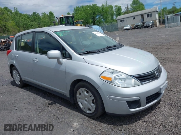 2010 Nissan Versa S z VIN 3N1BC1CP2AL403046, wystawiony jako IAAI lot #42318055 z przebiegiem 154 244 mil mil oraz . Historia ofert i sprzedaży dostępna na DreamBid. Obrazek 1.