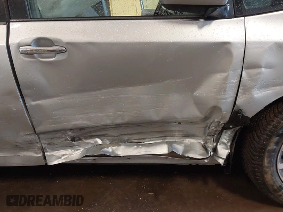 2019 Toyota Sienna XLE Auto Access Seat with VIN 5TDYZ3DC5KS977780, listed as a IAAI auction lot 42015998 with 100,387 mi miles. Bid and sale history available at carsss.com. Image 6.