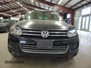 2012 Volkswagen Touareg Sport z VIN WVGEF9BP9CD011879, wystawiony jako Copart lot #56903035 z przebiegiem 198 262 mil mil oraz Czysty tytuł • Clean title. Historia ofert i sprzedaży dostępna na DreamBid. Obrazek 5.