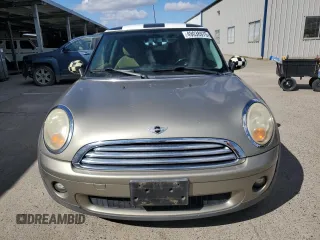 2010 MINI Hardtop z VIN WMWMF3C53ATZ63755, wystawiony jako Copart lot #49038975 z przebiegiem 104 080 mil mil oraz Szkody całkowita. Historia ofert i sprzedaży dostępna na DreamBid. Obrazek 5.
