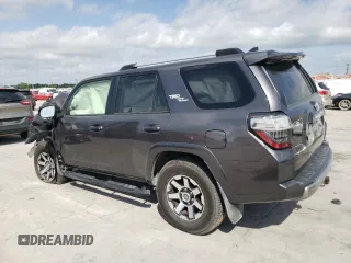 2018 Toyota 4Runner SR5 z VIN JTEBU5JR6J5485820, wystawiony jako Copart lot #57053075 z przebiegiem Nie podano mil oraz Szkoda całkowita • Salvage title. Historia ofert i sprzedaży dostępna na DreamBid. Obrazek 2.