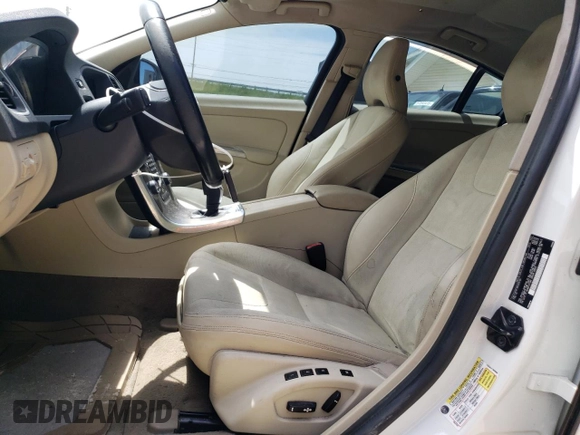 2013 Volvo S60 T5 Premier z VIN YV1612FS6D2204799, wystawiony jako Copart lot #57465945 z przebiegiem 122 604 mil mil oraz Czysty tytuł • Clean title. Historia ofert i sprzedaży dostępna na DreamBid. Obrazek 7.