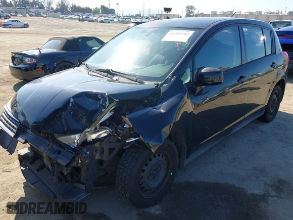 2008 Nissan Versa S z VIN 3N1BC13E28L454216, wystawiony jako IAAI lot #41992366 z przebiegiem 195 288 mil mil oraz . Historia ofert i sprzedaży dostępna na DreamBid. Obrazek 2.