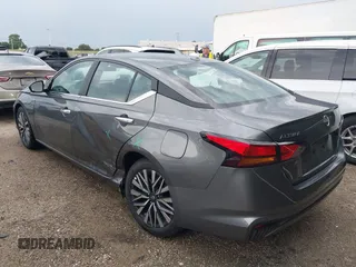 2025 Nissan Altima SV z VIN 1N4BL4DV3SN372568, wystawiony jako IAAI lot #42429216 z przebiegiem 7 865 mil mil oraz . Historia ofert i sprzedaży dostępna na DreamBid. Obrazek 3.