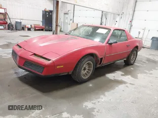 1983 Pontiac Firebird z VIN 1G2AW87H3DN205080, wystawiony jako IAAI lot #41603586 z przebiegiem 83 350 mil mil oraz . Historia ofert i sprzedaży dostępna na DreamBid. Obrazek 2.