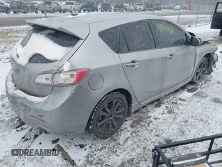 2011 Mazda 3 S Grand Touring z VIN JM1BL1M67B1417049, wystawiony jako IAAI lot #41628411 z przebiegiem 178 790 mil mil oraz . Historia ofert i sprzedaży dostępna na DreamBid. Obrazek 4.