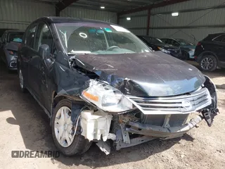 2011 Nissan Versa S z VIN 3N1BC1CP5BL500520, wystawiony jako IAAI lot #42307793 z przebiegiem 127 281 mil mil oraz . Historia ofert i sprzedaży dostępna na DreamBid. Obrazek 6.