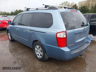 2008 Kia Sedona LX with VIN KNDMB233886255842, listed as a IAAI auction lot 41933931 with 169,003 mi miles. Bid and sale history available at carsss.com. Image 3.