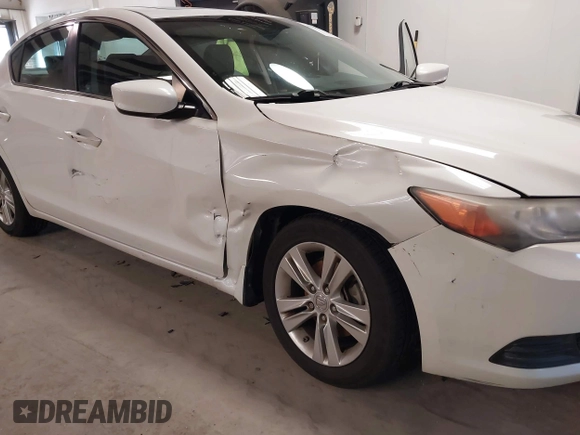2013 Acura ILX with VIN 19VDE1F33DE019044, listed as a IAAI auction lot 41601790 with 271,575 mi miles. Bid and sale history available at carsss.com. Image 6.