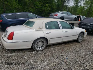 2000 Lincoln Town Car Signature z VIN 1LNHM82W9YY913288, wystawiony jako Copart lot #58776435 z przebiegiem 77 552 mil mil oraz Czysty tytuł • Clean title. Historia ofert i sprzedaży dostępna na DreamBid. Obrazek 3.