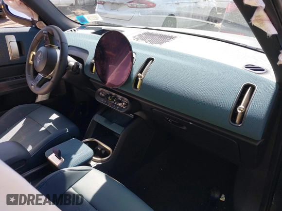 2025 MINI Countryman z VIN WMZ23GA02S7P85607, wystawiony jako IAAI lot #41982065 z przebiegiem 5269 mil mil oraz . Historia ofert i sprzedaży dostępna na DreamBid. Obrazek 5.