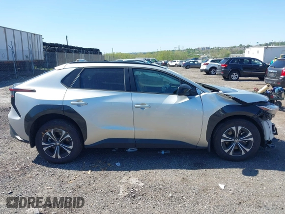2024 Toyota bZ4X XLE z VIN JTMABACA3RA087070, wystawiony jako IAAI lot #42135035 z przebiegiem 17 498 mil mil oraz . Historia ofert i sprzedaży dostępna na DreamBid. Obrazek 13.