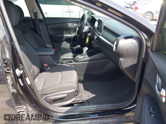 2021 Kia Forte LXS z VIN 3KPF24AD7ME393313, wystawiony jako IAAI lot #42127977 z przebiegiem 44 943 mil mil oraz . Historia ofert i sprzedaży dostępna na DreamBid. Obrazek 5.