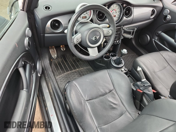 2006 MINI Hardtop S z VIN WMWRE33526TN28483, wystawiony jako Copart lot #64806175 z przebiegiem 76 419 mil mil oraz Szkoda całkowita • Salvage title. Historia ofert i sprzedaży dostępna na DreamBid. Obrazek 8.
