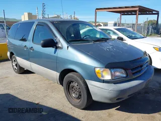 2000 Toyota Sienna CE with VIN 4T3ZF19CXYU261572, listed as a IAAI auction lot 41867445 with 204,765 mi miles. Bid and sale history available at carsss.com. Image 1.