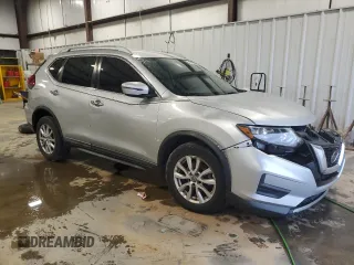 2018 Nissan Rogue SV z VIN KNMAT2MV5JP594400, wystawiony jako Copart lot #51327315 z przebiegiem 124 296 mil mil oraz Czysty tytuł • Clean title. Historia ofert i sprzedaży dostępna na DreamBid. Obrazek 4.