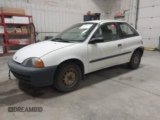 1999 Suzuki Swift z VIN 2S2AB21H1X6603139, wystawiony jako IAAI lot #42288621 z przebiegiem 130 443 mil mil oraz . Historia ofert i sprzedaży dostępna na DreamBid. Obrazek 2.