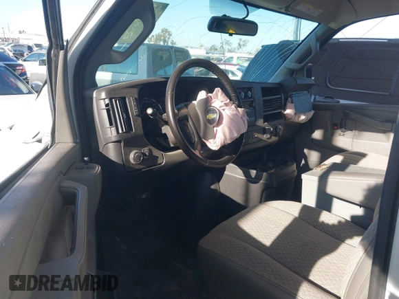 2020 Chevrolet Express Cargo z VIN 1GCWGAFP0L1242088, wystawiony jako IAAI lot #42145895 z przebiegiem Nie podano mil oraz . Historia ofert i sprzedaży dostępna na DreamBid. Obrazek 5.