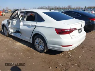 2020 Volkswagen Jetta S z VIN 3VWCB7BUXLM042951, wystawiony jako IAAI lot #42012007 z przebiegiem 61 806 mil mil oraz . Historia ofert i sprzedaży dostępna na DreamBid. Obrazek 3.