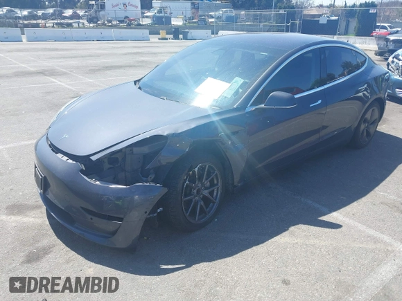 2018 Tesla Model 3 Long Range Battery z VIN 5YJ3E1EA9JF042319, wystawiony jako IAAI lot #41871931 z przebiegiem 138 837 mil mil oraz . Historia ofert i sprzedaży dostępna na DreamBid. Obrazek 2.