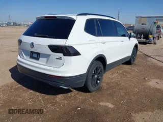 2018 Volkswagen Tiguan S with VIN 3VV0B7AX8JM076693, listed as a IAAI auction lot 42044886 with 109,660 mi miles and . Bid and sale history available at DreamBid. Image 4.