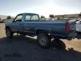 1990 GMC Sierra 2500 z VIN 1GTGK24K9LE552815, wystawiony jako Copart lot #76828874 z przebiegiem 211 977 mil mil oraz Szkody całkowita. Historia ofert i sprzedaży dostępna na DreamBid. Obrazek 2.