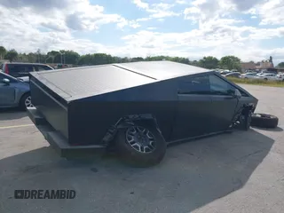 2024 Tesla Cybertruck z VIN 7G2CEHED5RA042424, wystawiony jako IAAI lot #41242343 z przebiegiem 1 222 mil mil oraz . Historia ofert i sprzedaży dostępna na DreamBid. Obrazek 4.