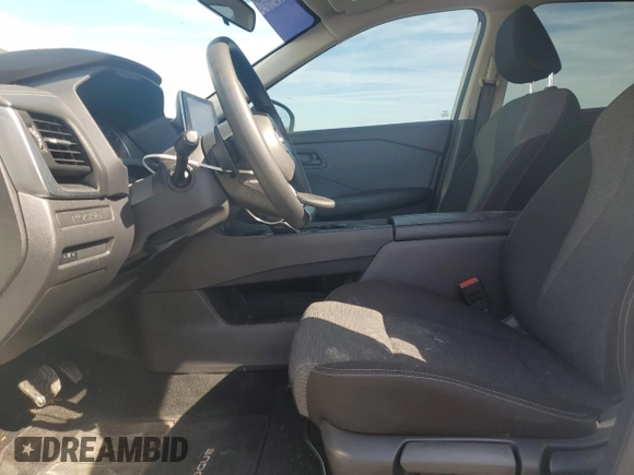 2022 Nissan Rogue S z VIN 5N1BT3AA1NC703987, wystawiony jako Copart lot #52590875 z przebiegiem 89 041 mil mil oraz Szkoda całkowita • Salvage title. Historia ofert i sprzedaży dostępna na DreamBid. Obrazek 7.