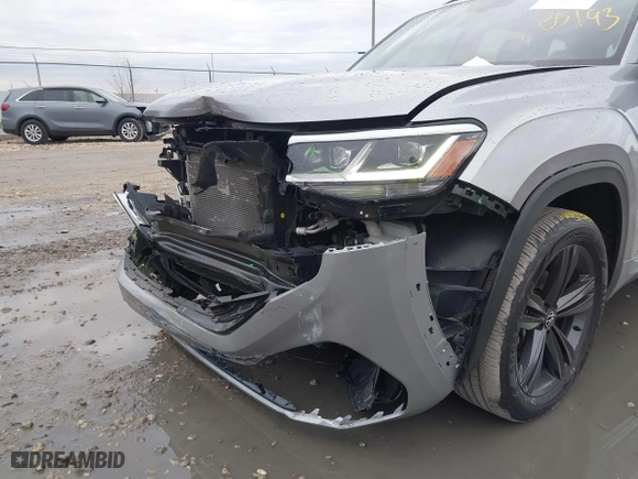 2021 Volkswagen Atlas 3.6L V6 SE w/Technology R-Line with VIN 1V2RR2CA8MC534539, listed as a IAAI auction lot 42085193 with 43,390 mi miles. Bid and sale history available at carsss.com. Image 17.