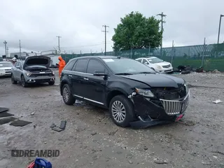 2013 Lincoln MKX z VIN 2LMDJ8JK3DBL03176, wystawiony jako IAAI lot #42301139 z przebiegiem 138 109 mil mil oraz . Historia ofert i sprzedaży dostępna na DreamBid. Obrazek 1.